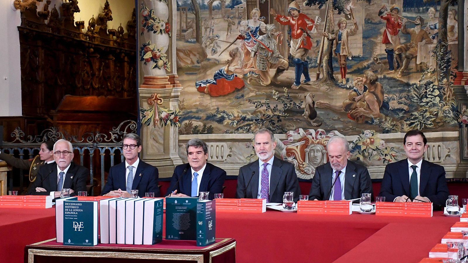 El rey preside la reunión de la Fundación pro RAE