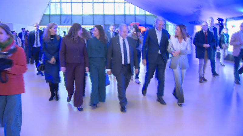 Comitiva institucional caminando por el interior de un edificio moderno, con Jordi Hereu, Jorge Azcón y Natalia Chueca al frente.