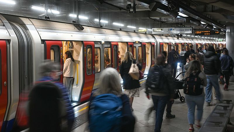 Burnham abandera una campaña contra el ruido en el transporte público en Reino Unido
