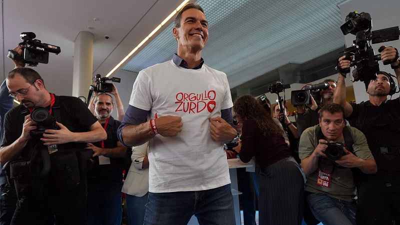 El presidente del Gobierno, Pedro Sánchez, en un mitin en Burgos con una camiseta con el lema "orgullo zurdo"