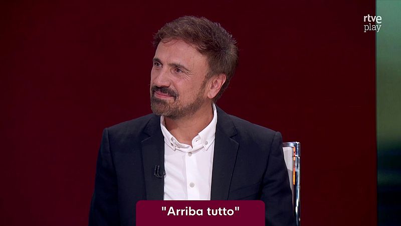 El actor Jos� Mota aparece sentado en un plat� de televisi�n con fondo granate, luciendo chaqueta oscura y r�tulo inferior con texto.