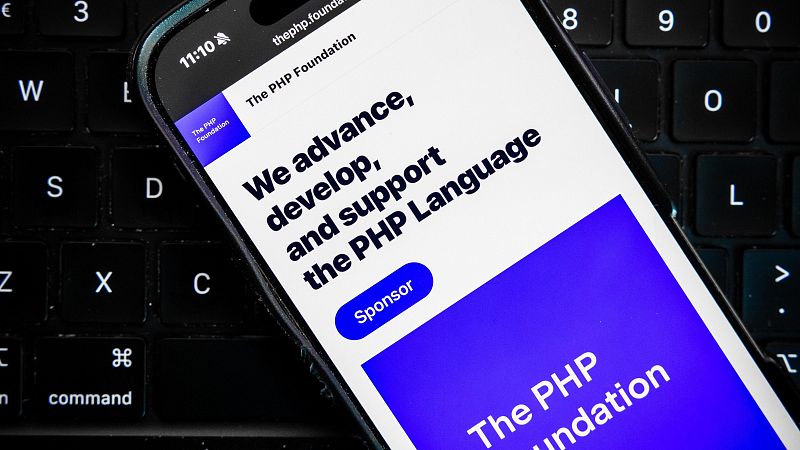 La web de The PHP Foundation en un teléfono móvil