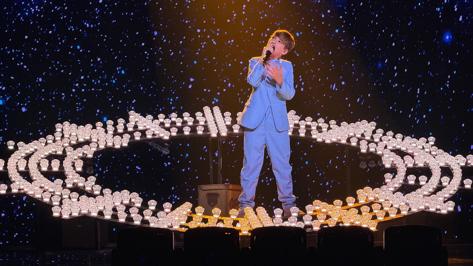 Lucas Paulano en el escenario de Eurovisión Junior