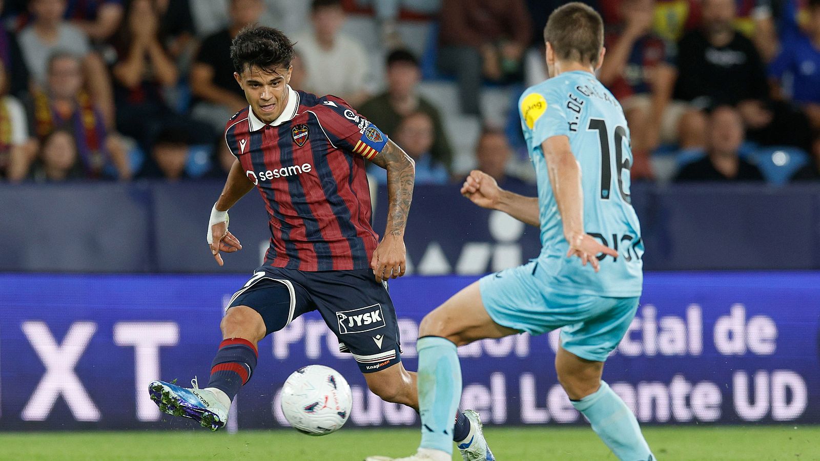 Carlos Álvarez, jugador del Levante UD, conduce el balón vigilado por un defensa del Cádiz CF en el estadio Ciutat de València durante un partido de liga.