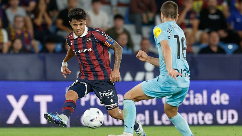 Carlos Álvarez, jugador del Levante UD, conduce el balón vigilado por un defensa del Cádiz CF en el estadio Ciutat de València durante un partido de liga.