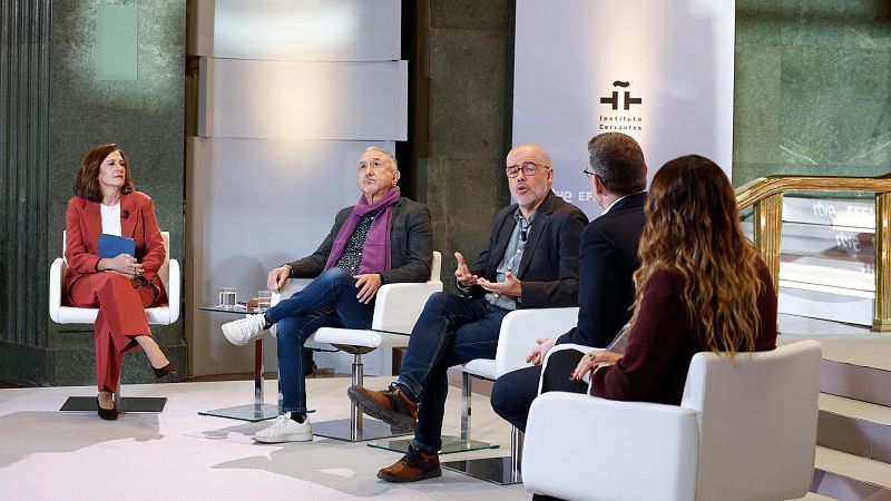 Encuentro informativo con cinco personas sentadas en sillones blancos en un plató con paneles del Instituto Cervantes, RTVE y Agencia EFE.