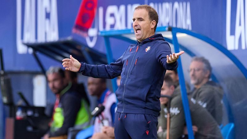 Plano medio del entrenador Jagoba Arrasate protestando enérgicamente en la zona técnica con los brazos abiertos durante un partido.