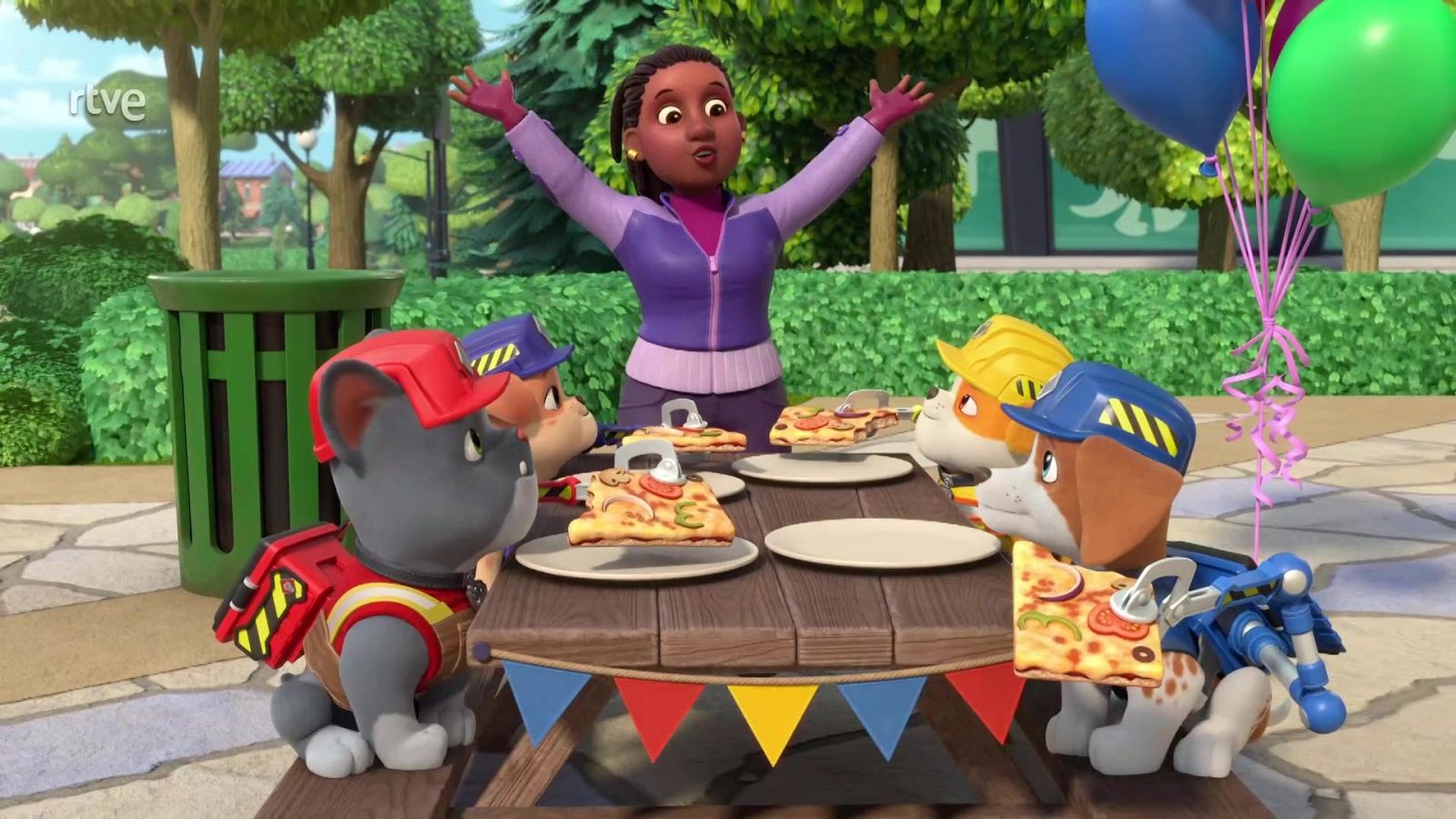 La alcaldesa Greatway celebra con entusiasmo tras una mesa de picnic junto a cachorros que comen pizza, en un parque soleado decorado con globos de colores.