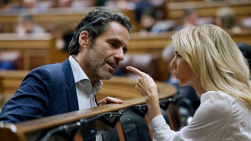 Los diputados del PP Borja Sémper y Cayetana Álvarez de Toledo conversan en el Congreso.