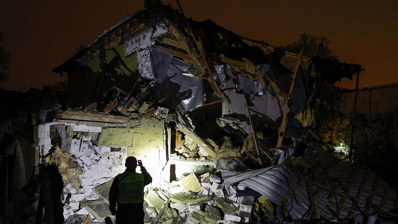 Lugar de un bombardeo ruso en un área residencial de Kiev, en Ucrania, el 22 de octubre de 2026.