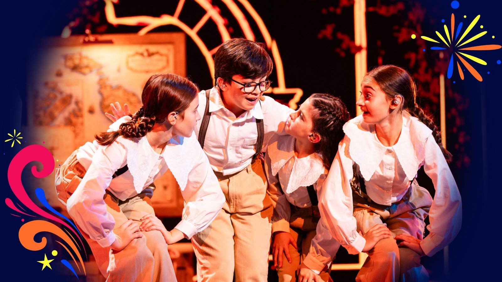 Cuatro niños con vestuario clásico actúan en un escenario iluminado con luces cálidas durante una representación musical infantil.