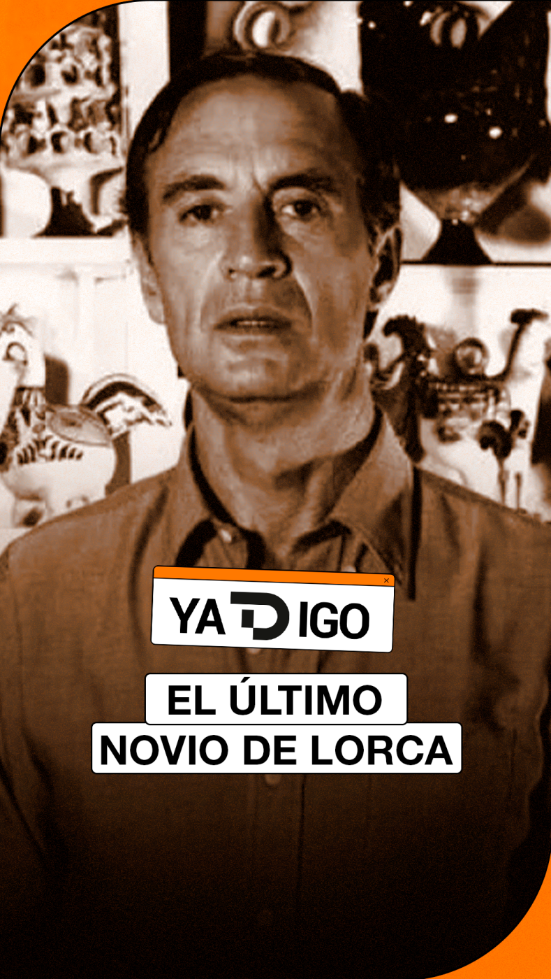 Retrato en tonos sepia de Juan Ramírez de Lucas con estanterías de cerámica al fondo y rótulos del programa Ya T Digo.