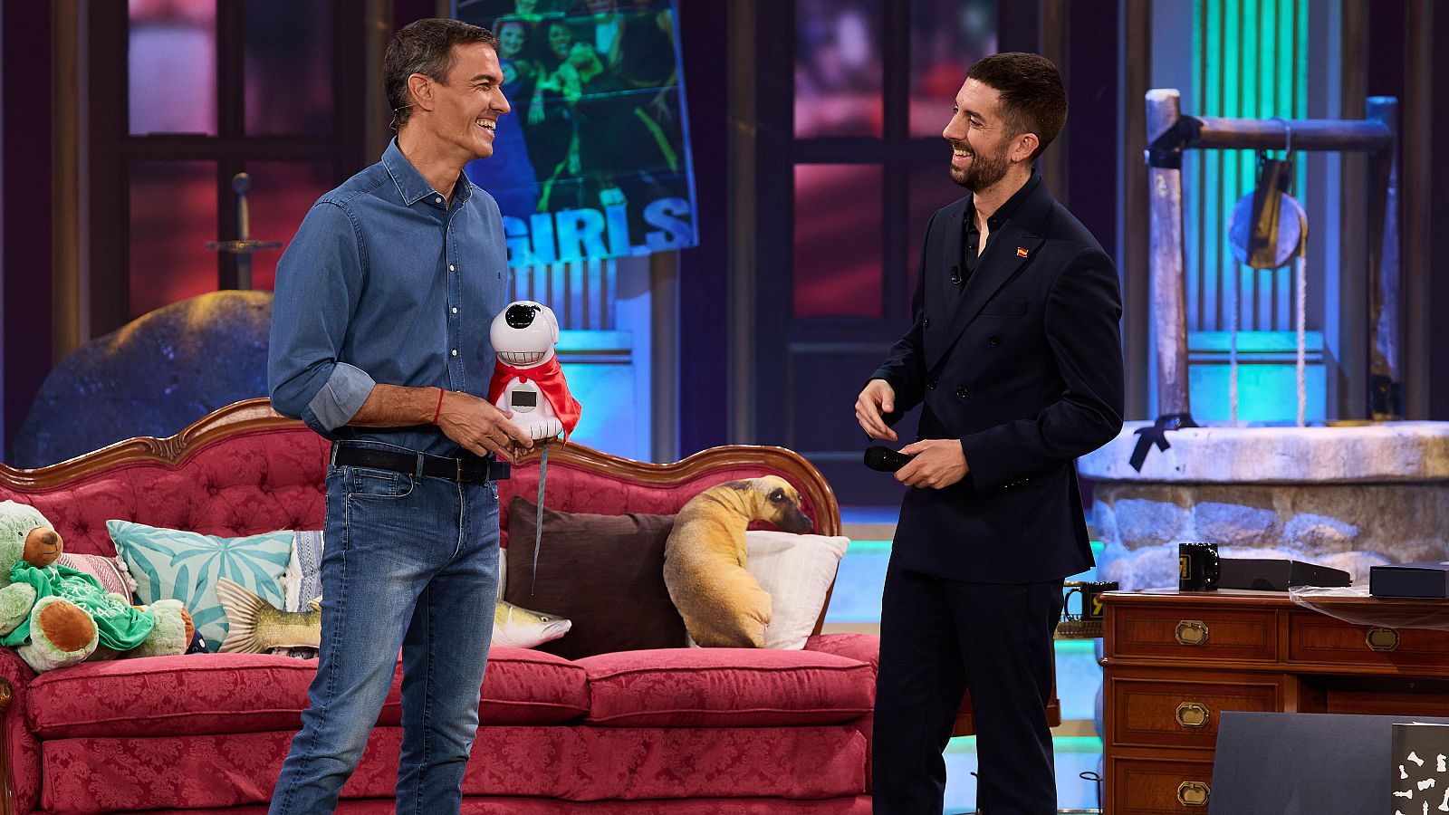 Sánchez entrega sus regalos a Broncano en La Revuelta 21/10/26