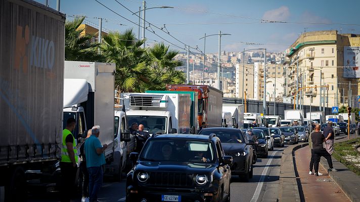 Telediario 2 - Camiones bloquean las carreteras de Italia para protestar el precio del gasóleo