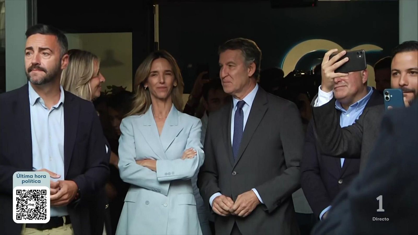 Alberto Núñez Feijóo, Cuca Gamarra y Elías Bendodo participan en un acto público con grafismos informativos de RTVE en pantalla.