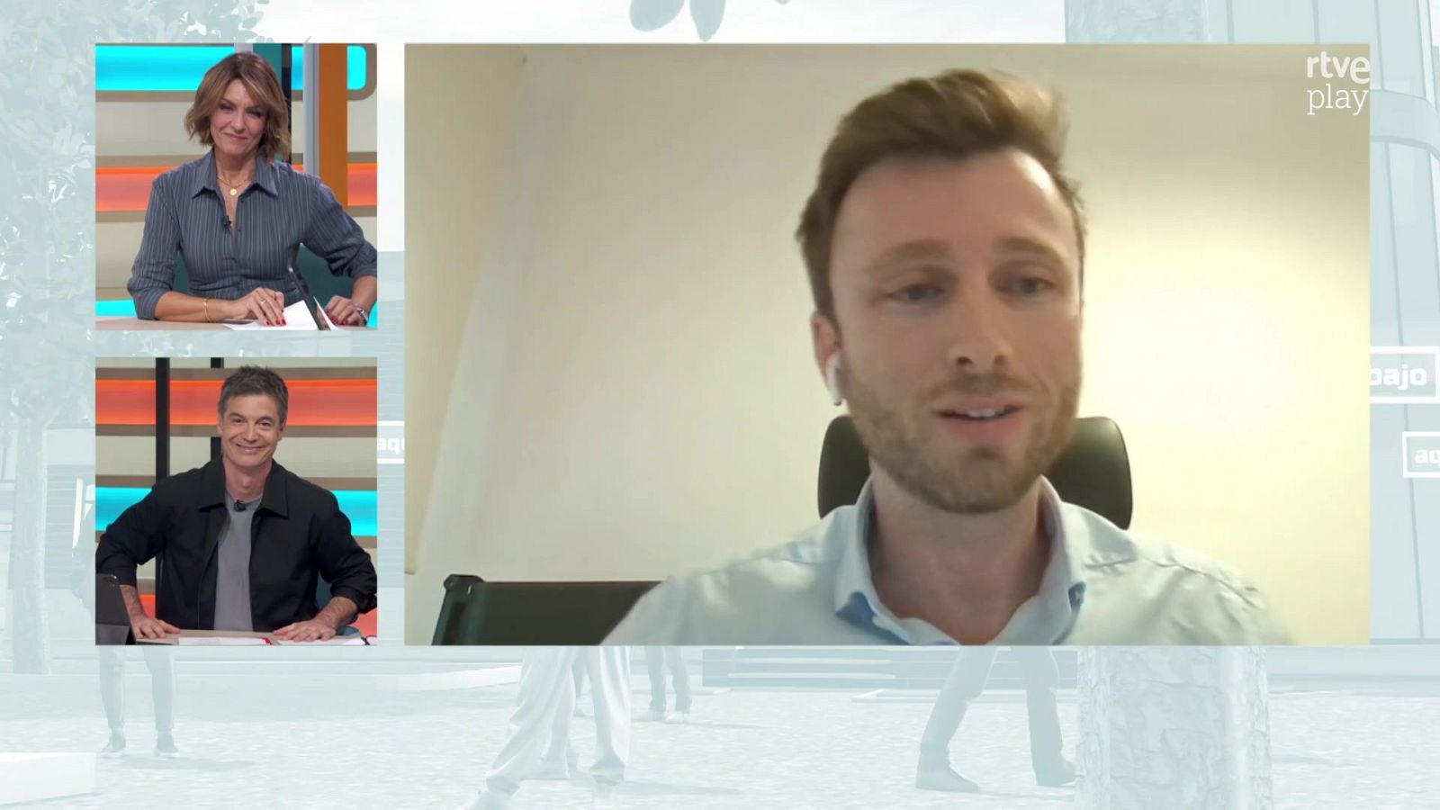 Captura de un programa televisivo con una entrevista dividida en ventanas que muestran a dos presentadores y a un invitado remoto.