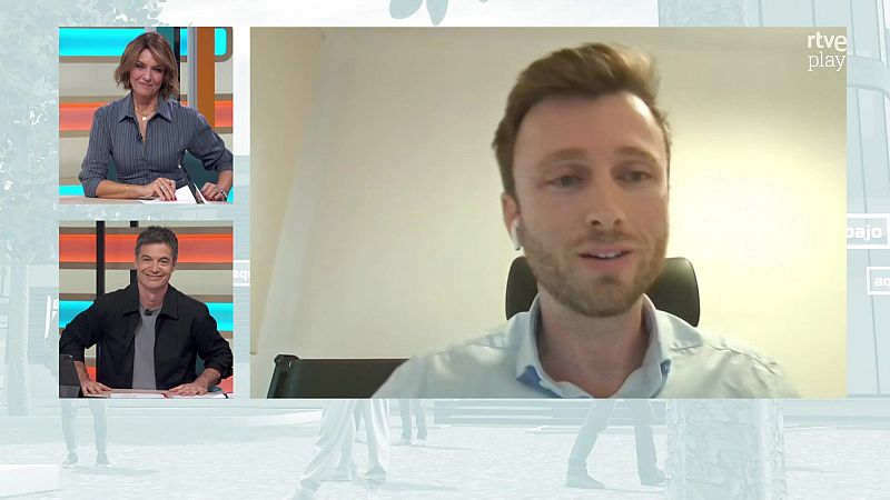 Captura de un programa televisivo con una entrevista dividida en ventanas que muestran a dos presentadores y a un invitado remoto.