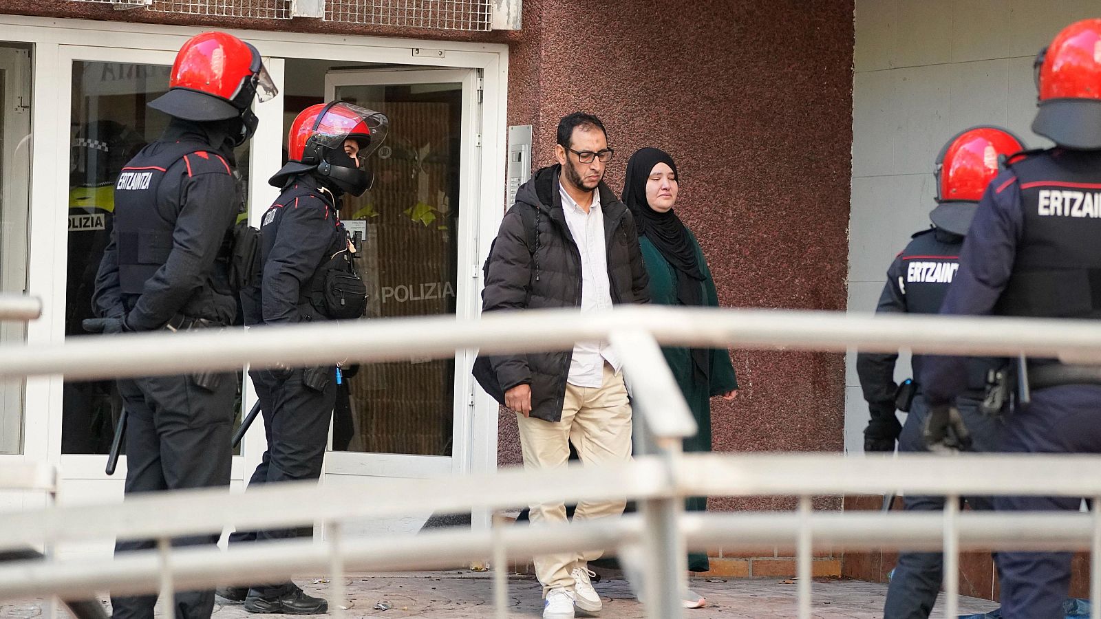 La familia desahuciada en Vitoria abandona su casa