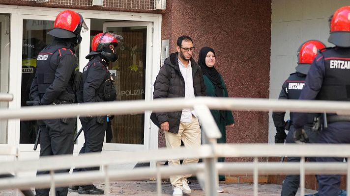 Telenorte - País Vasco - Desahuciada una familia en Vitoria tras una mañana de graves disturbios y cargas de la Ertzaintza