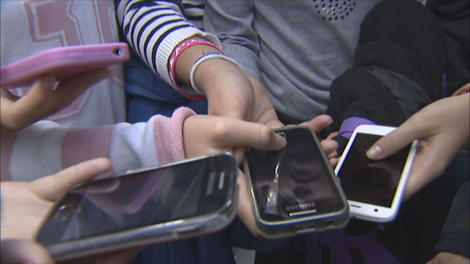 Jovenes usan movil
