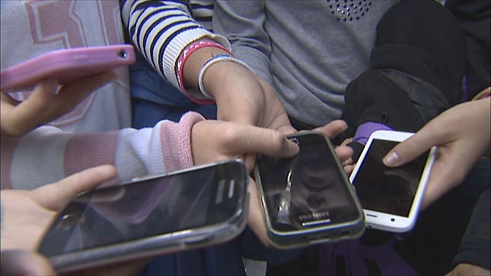 Noticias de Castilla y León - Un estudio revela que los niños empiezan a usar el móvil cada vez más pronto