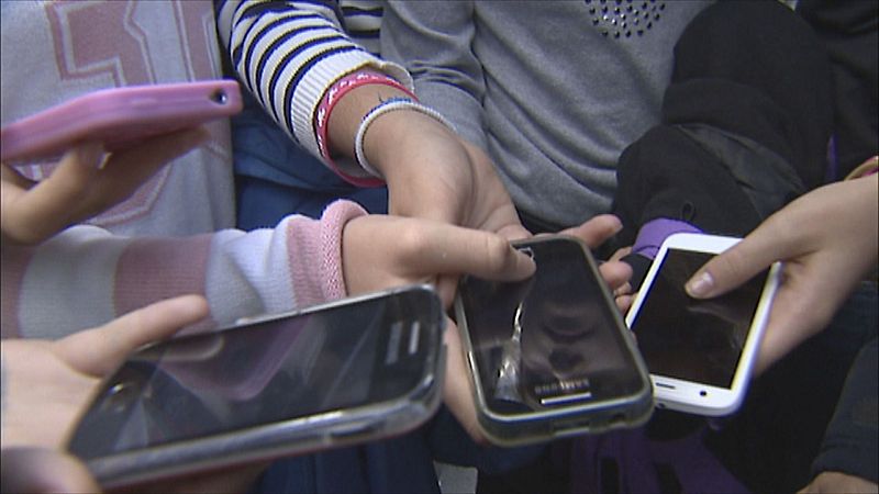 Jovenes usan movil