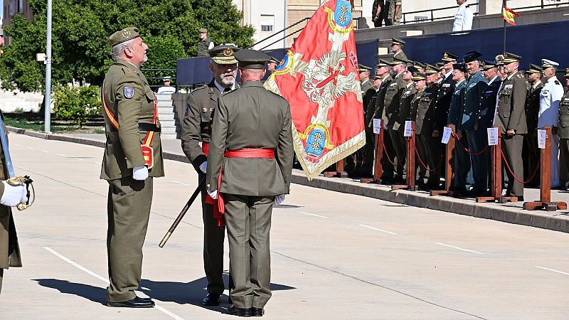 Ceremonia militar al aire libre con mandos del Ejército de Tierra junto a un estandarte y diversas autoridades en un patio de armas.