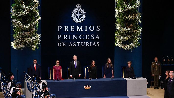 Premios Princesa de Asturias - El himno de Asturias cierra la ceremonia de premios en el teatro Campoamor de Oviedo
