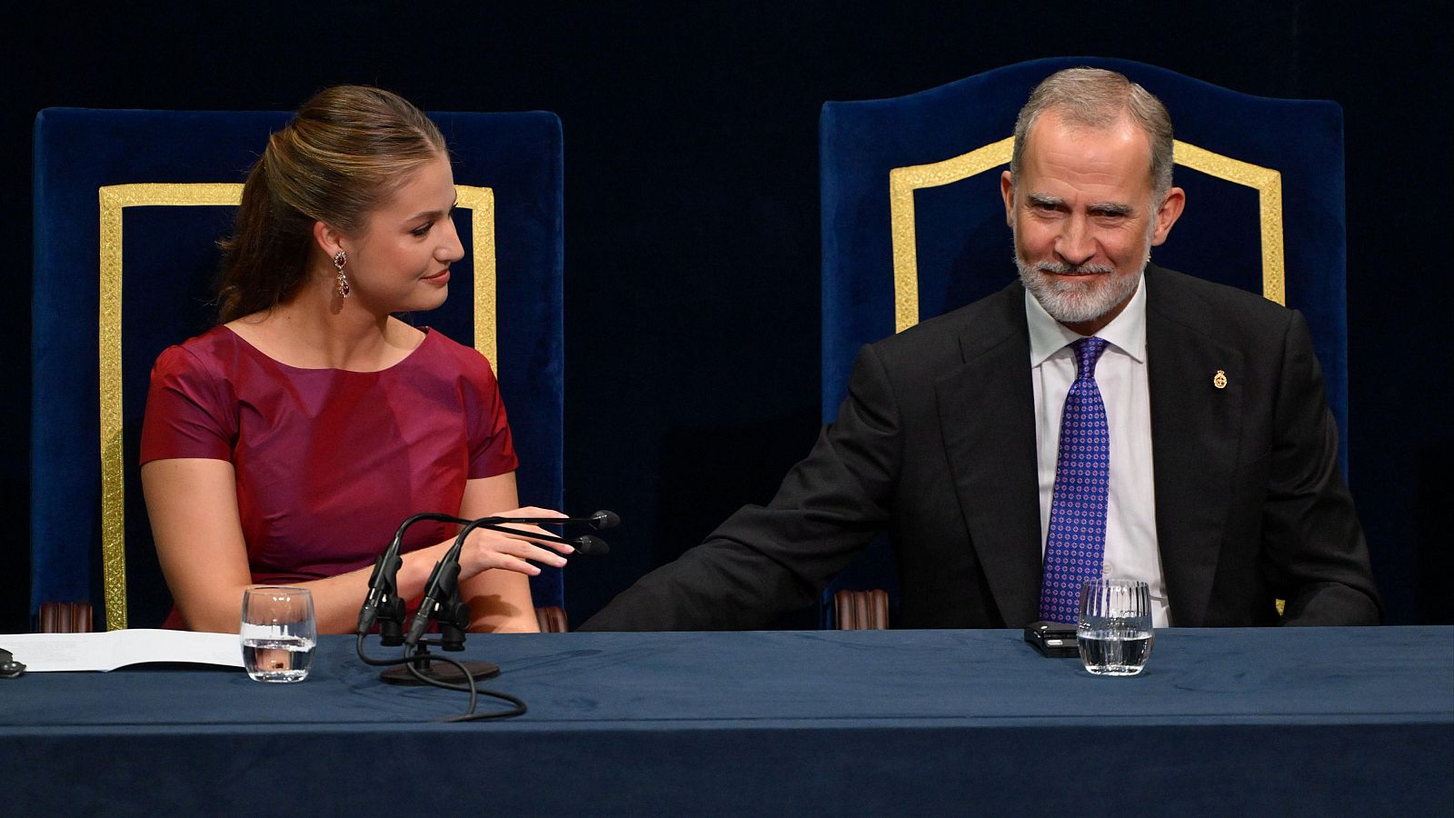 La Princesa Leonor junto a su padre, el rey Felipe, durante la gala de entrega de los Premios Princesa de Asturias 2026