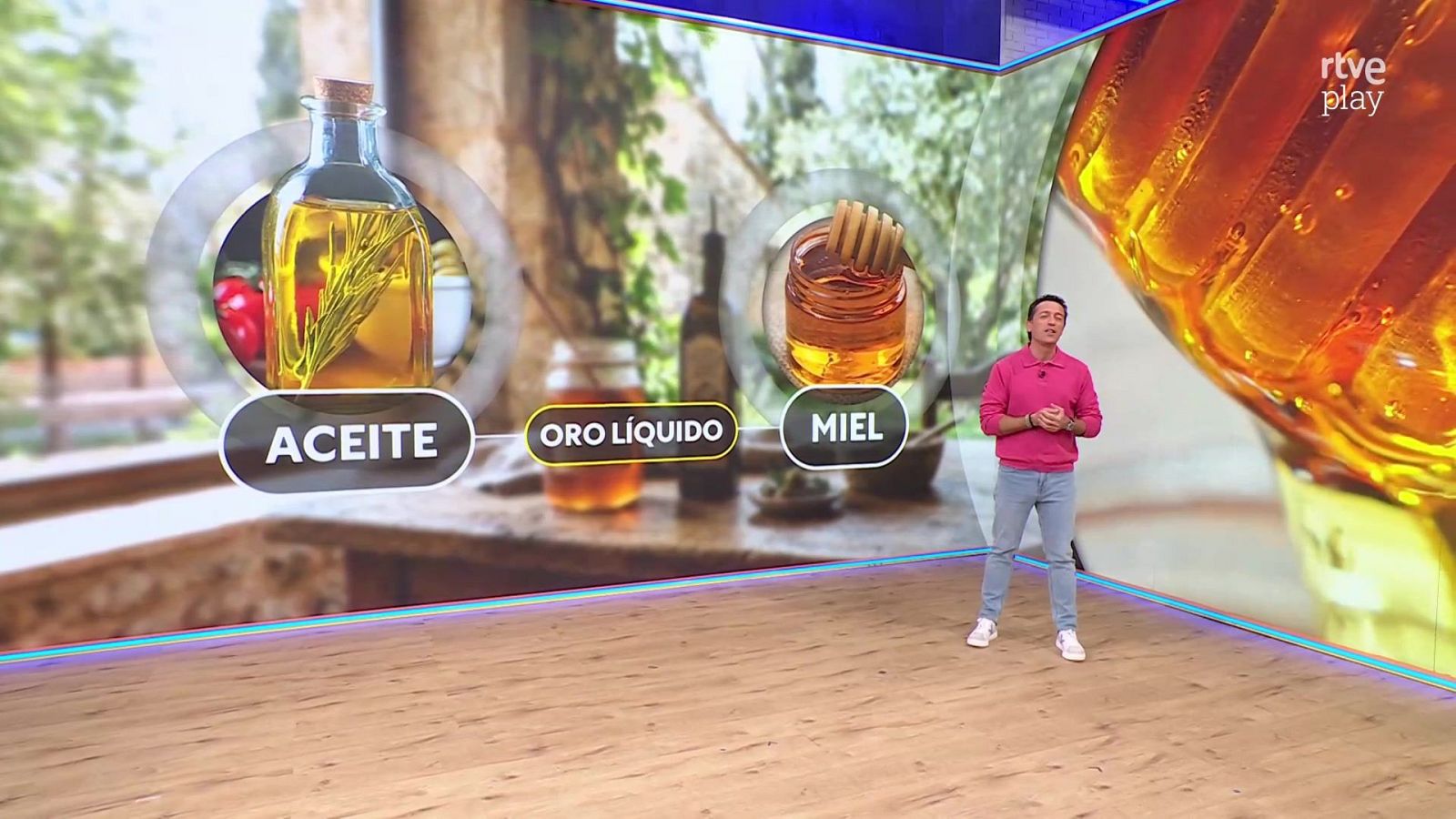 El presentador Jacob Petrus en el plató de Aquí la Tierra frente a una pantalla con gráficos sobre aceite y miel.