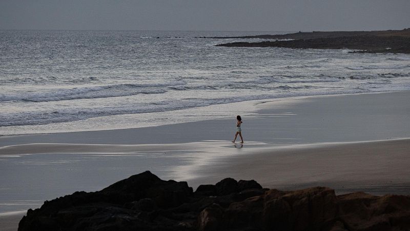 Una mujer pasea por Playa Blanca en Puerto del Rosario, Fuerteventura.