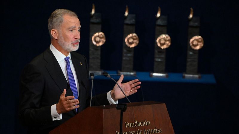 El rey Felipe pronuncia un discurso durante la ceremonia de entrega de los Premios Princesa de Asturias 2026