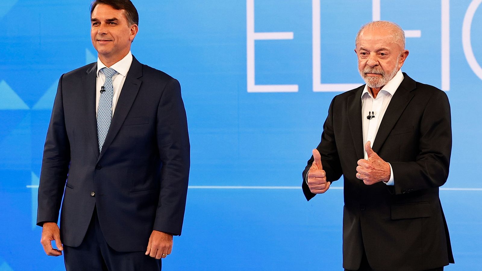 El presidente de Brasil y candidato a la reelección, Luiz Inácio Lula da Silva (d), y el candidato de la oposición Flávio Bolsonaro,