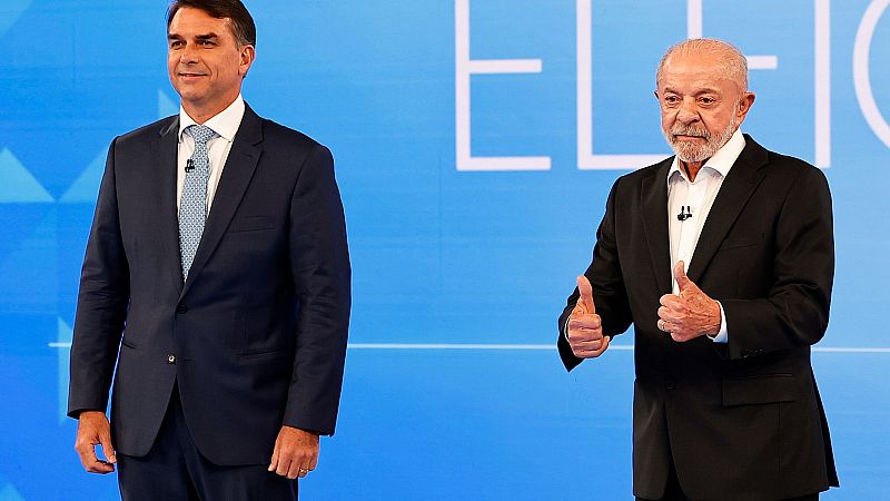 El presidente de Brasil y candidato a la reelección, Luiz Inácio Lula da Silva (d), y el candidato de la oposición Flávio Bolsonaro,