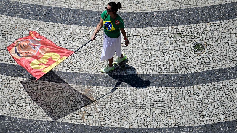 Brasil celebra unos reñidos comicios este domingo