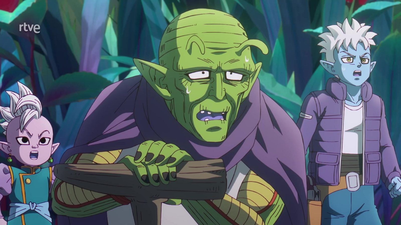 Tres personajes de animación con expresiones de alerta en un entorno selvático exótico, incluyendo un anciano namekiano, un joven de piel violeta y otro de piel celeste.