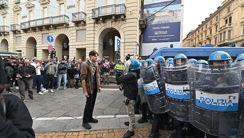 Miles de personas se manifiestan en las principales ciudades de Italia contra el encarecimiento de la vida