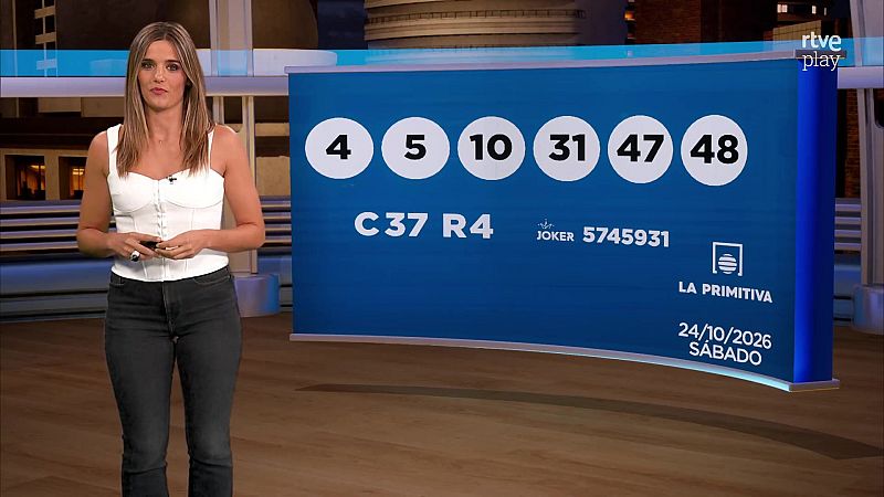 La presentadora Laura Ferrer junto a un panel con los resultados del sorteo de La Primitiva emitido por RTVE.