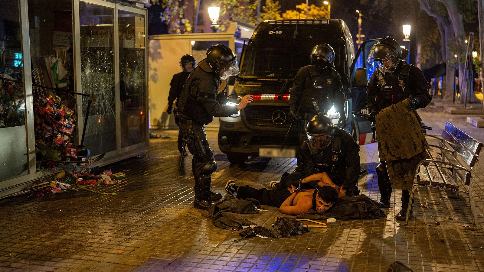 Los disturbios en Barcelona se han saldado con más de un centenar de detenidos