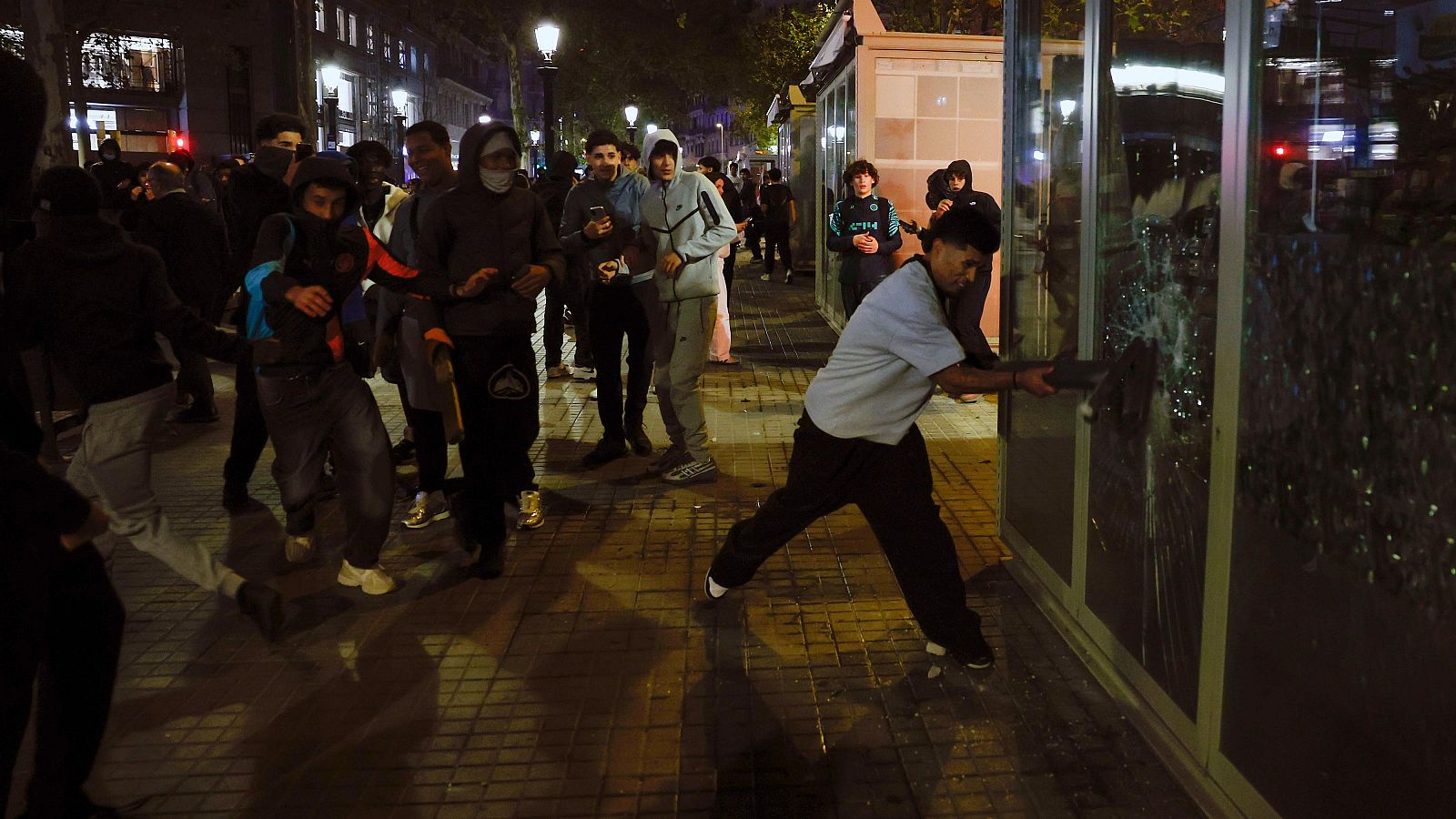 Decenas de estudiantes se han concentrado este sábado en la plaza Catalunya de Barcelona