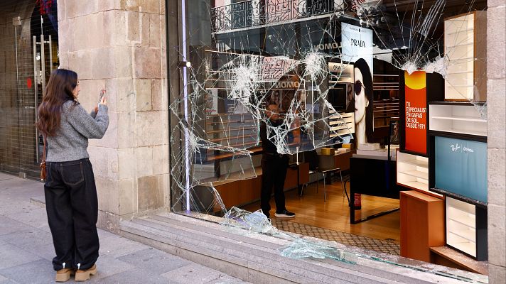 Telediario Fin de Semana - Los disturbios de Barcelona entran en campaña: Illa denuncia una "violencia gratuita" y PP y Vox responsabilizan a la izquierda