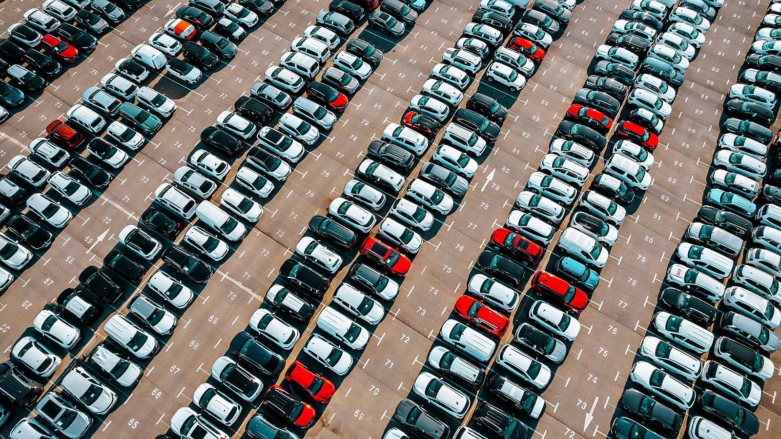 Coches aparcados en un parking