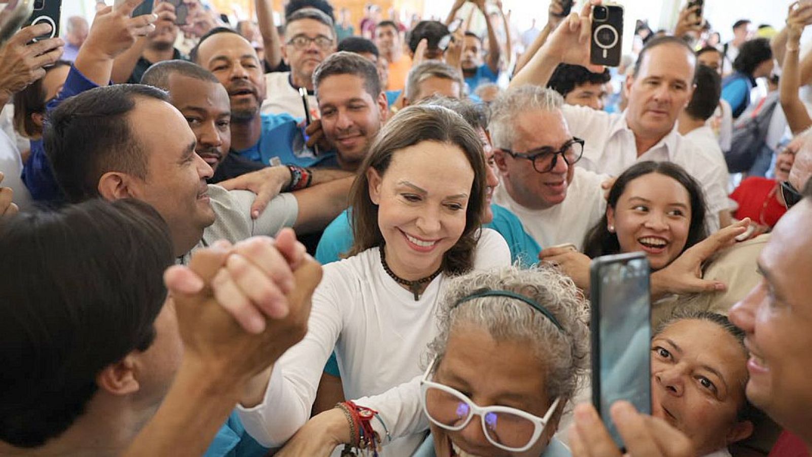 Fotografía cedida por el partido político Vente Venezuela que muestra a María Corina Machado, siendo recibida por simpatizantes este domingo, en el Santuario Divina Pastora en Barquisimeto (Venezuela)
