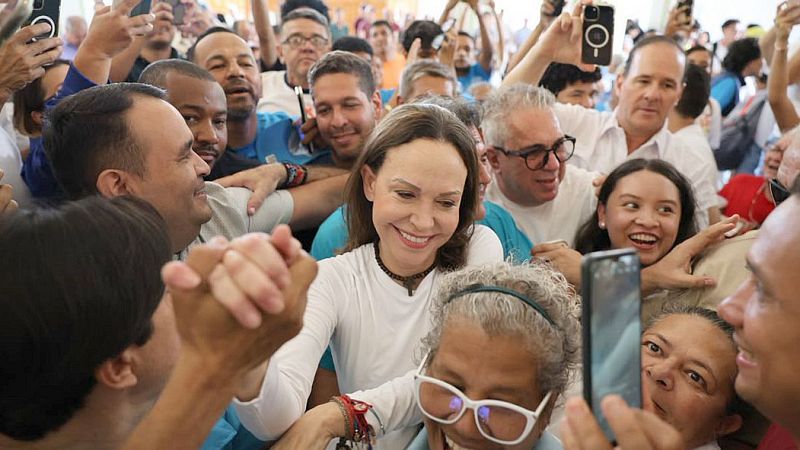 Fotografía cedida por el partido político Vente Venezuela que muestra a María Corina Machado, siendo recibida por simpatizantes este domingo, en el Santuario Divina Pastora en Barquisimeto (Venezuela)
