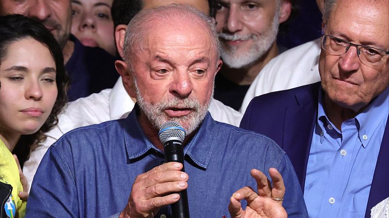 El presidente de Brasil, Luiz Inácio Lula da Silva, pronuncia un discurso al ganar las elecciones