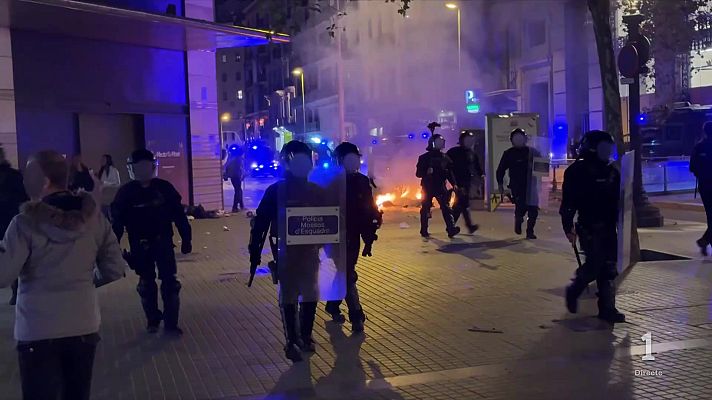 L'Informatiu - Els Mossos busquen qui hi ha darrere dels aldarulls de Barcelona