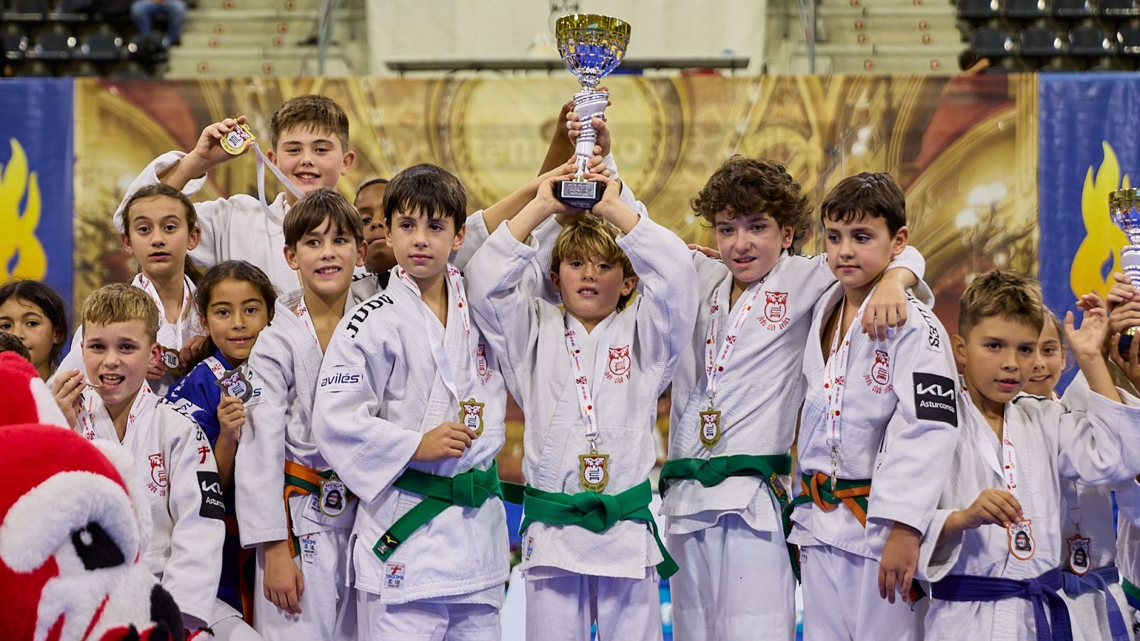 El equipo alevín del Judo Club Avilés logra la medalla de oro del Torneo Internacional de la ciudad asturiana.