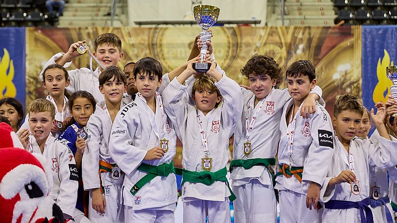 El equipo alevín del Judo Club Avilés logra la medalla de oro del Torneo Internacional de la ciudad asturiana.