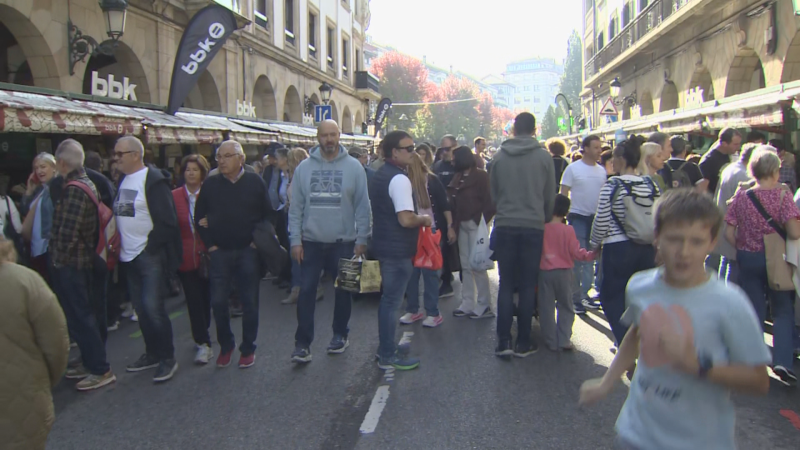 Miles de personas se han acercado a Gernika con motivo de la feria del Último Lunes de octubre