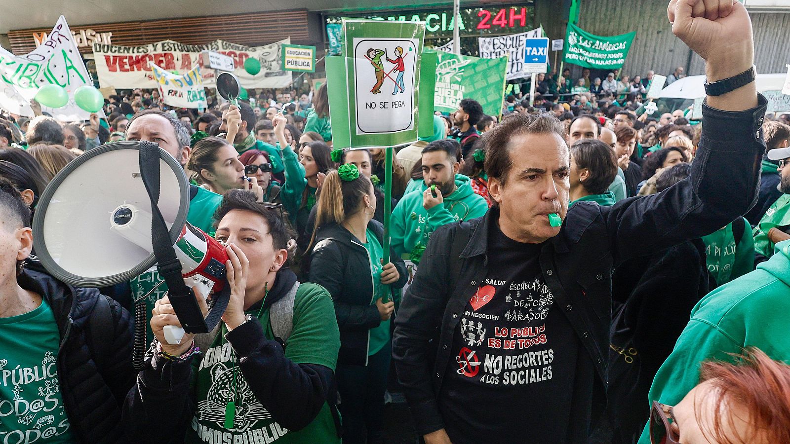 Manifestantes participan en una protesta en defensa de la educación y los servicios públicos